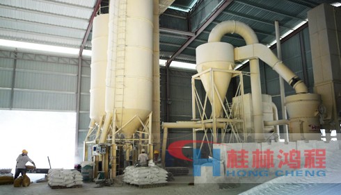活性炭制粉設(shè)備,活性炭磨粉機(jī),桂林鴻程,4R3216，雷蒙磨粉機(jī)多少錢一臺(tái)，雷蒙磨