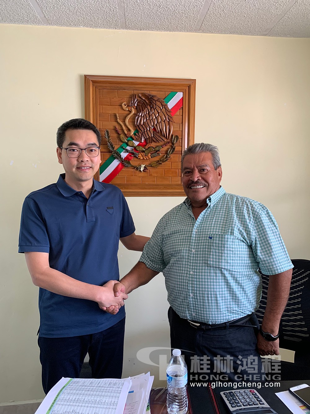 中國磨粉機廠家桂桂林鴻程總經(jīng)理容棟國與客戶合影 中國磨粉機廠家桂桂林鴻程總經(jīng)理容棟國與客戶合影