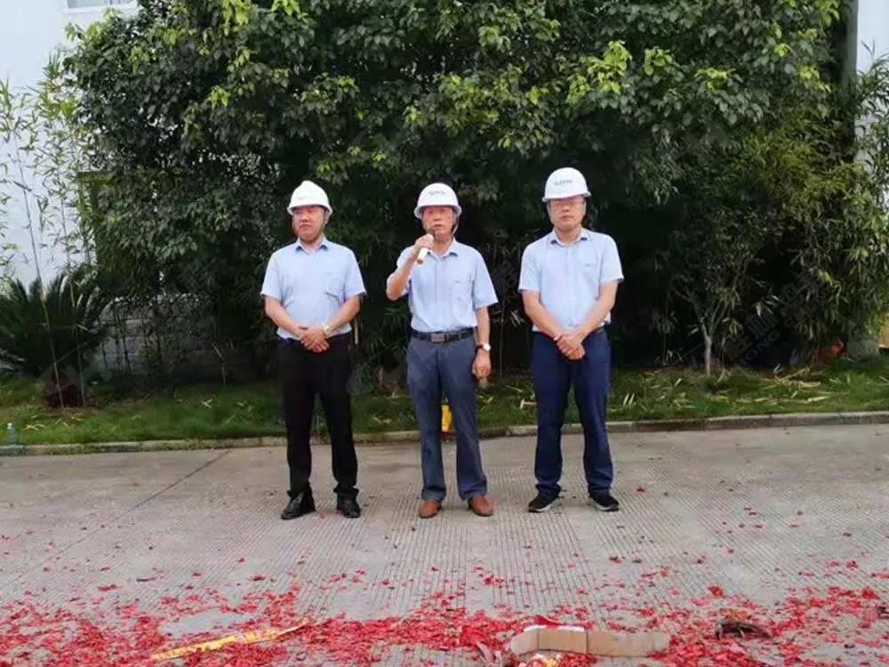 桂林鴻程董事長容平勛發(fā)表致辭桂林鴻程機電設備有限公司廠區(qū)2#生產廠房開工大吉！