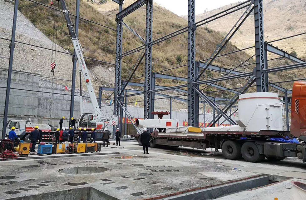 廣西桂林鴻程磨粉機董事長容棟國、總經(jīng)理林總親臨磨機安裝現(xiàn)場指導(dǎo)工作