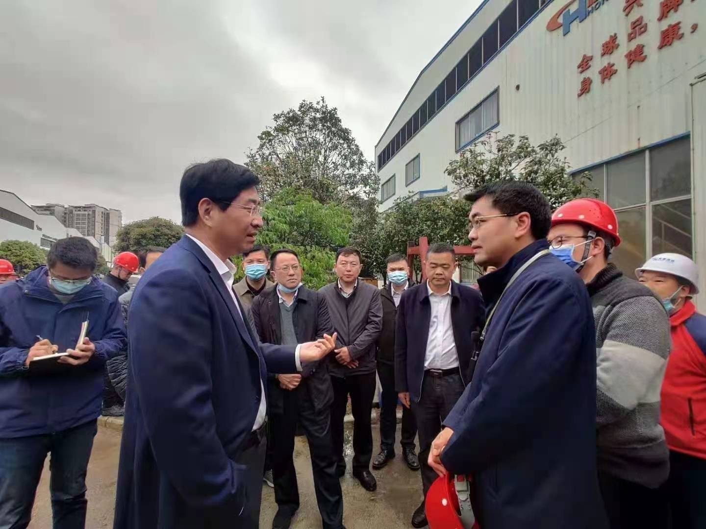 桂林市委書記周家斌書記，鐘洪常務(wù)副市長等市委市政府，區(qū)委區(qū)政府領(lǐng)導(dǎo)一行開年第一站來到廣西桂林鴻程機(jī)械廠指導(dǎo)慰問