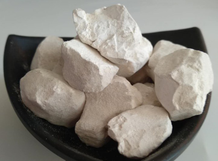 生石灰燒完還要磨粉嗎？生石灰塊磨粉機(jī)